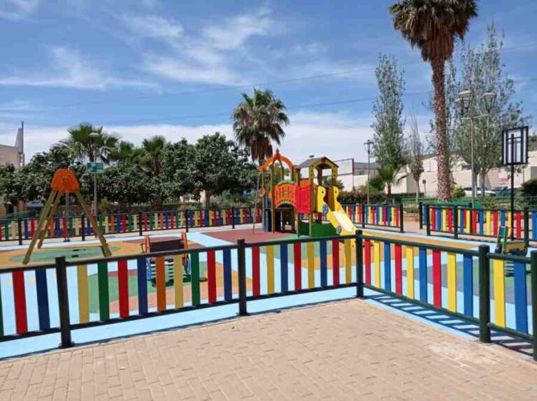 Ampliado el parque infantil de Los Pensadores con 70 m2 más