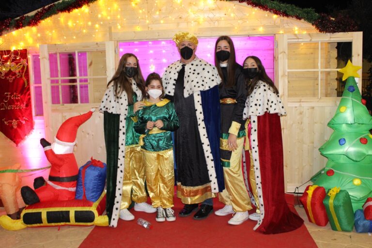 Los Reyes Magos envían un paje real para encender la ‘Navidad en la Plaza’ de Huércal de Almería