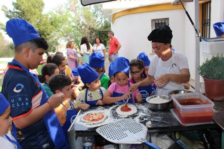 50 niños y niñas aprenden a hacer pizza en Huércal Chef Júnior