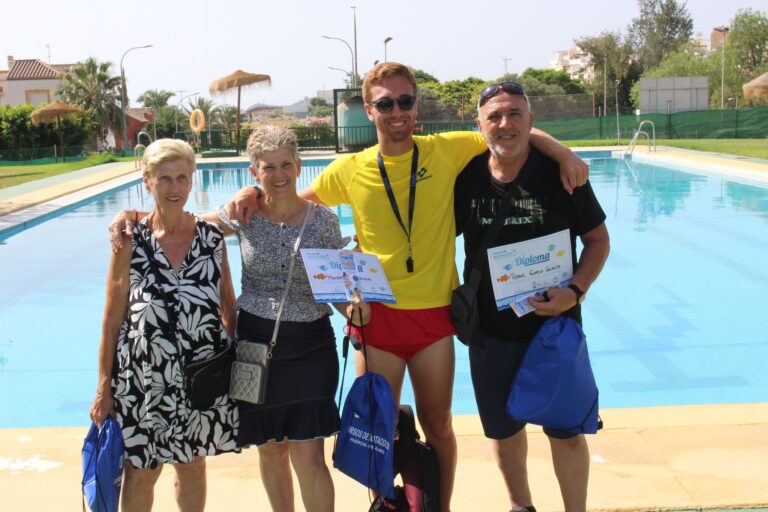 Los nadadores huercalenses se ‘gradúan’ en la Piscina Municipal