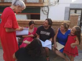 El director junto a algunas actrices canjilonas durante el rodaje de la película en Canjáyar.