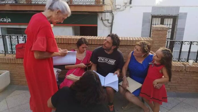 El director junto a algunas actrices canjilonas durante el rodaje de la película en Canjáyar.